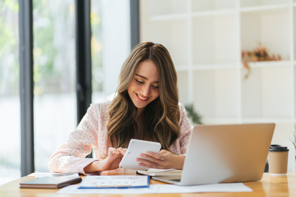 femme independant qui fait la transition a la dématérialisation de factures